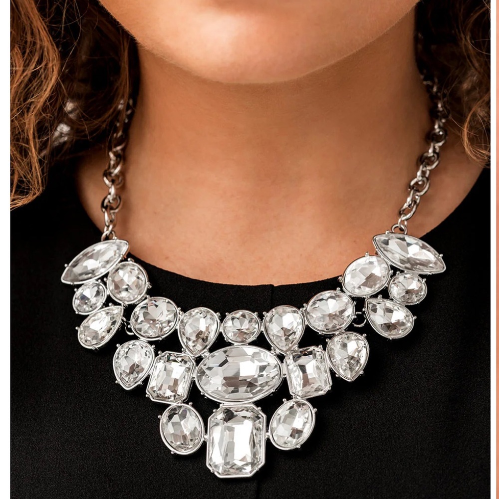 💎⚪️💎 “THE TASHA” ZI NECKLACE WITH FREE EARRINGS ~ PAPARAZZI❗️💎⚪️💎 - Picture 1 of 5